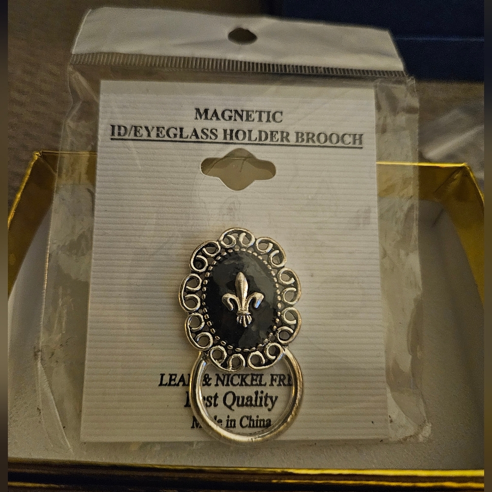Fleur de lis eyeglass holder